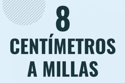 Profesor en pizarra explicando cuanto es 8 centimetros en millas o como pasar de 8 cm a mi