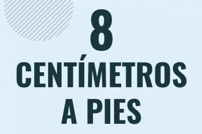 Profesor en pizarra explicando cuanto es 8 centimetros en pies o como pasar de 8 cm a ft