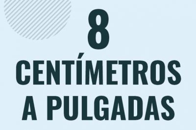 Profesor en pizarra explicando cuanto es 8 centimetros en pulgadas o como pasar de 8 cm a in