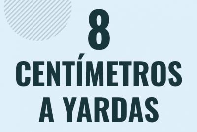 Profesor en pizarra explicando cuanto es 8 centimetros en yardas o como pasar de 8 cm a yd