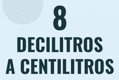 Profesor en pizarra explicando cuanto es 8 decilitros en centilitros o como pasar de 8 dl a cl