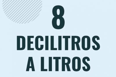 Profesor en pizarra explicando cuanto es 8 decilitros en litros o como pasar de 8 dl a l