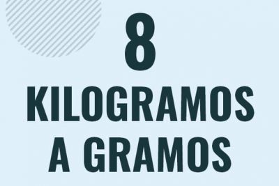 Profesor en pizarra explicando cuanto es 8 kilogramos en gramos o como pasar de 8 kg a g