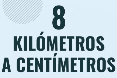 Profesor en pizarra explicando cuanto es 8 kilometros en centimetros o como pasar de 8 km a cm