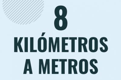 Profesor en pizarra explicando cuanto es 8 kilometros en metros o como pasar de 8 km a m