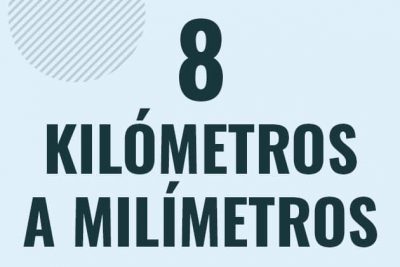 Profesor en pizarra explicando cuanto es 8 kilometros en milimetros o como pasar de 8 km a mm