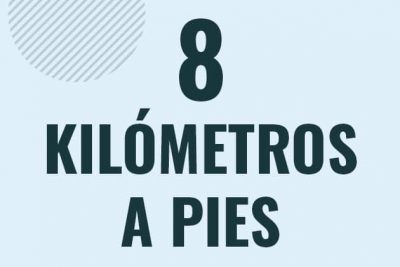 Profesor en pizarra explicando cuanto es 8 kilometros en pies o como pasar de 8 km a ft