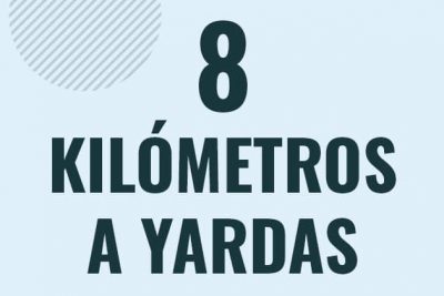 Profesor en pizarra explicando cuanto es 8 kilometros en yardas o como pasar de 8 km a yd