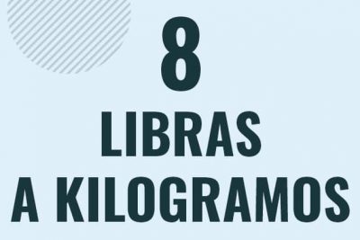 Profesor en pizarra explicando cuanto es 8 libras en kilogramos o como pasar de 8 lb a kg