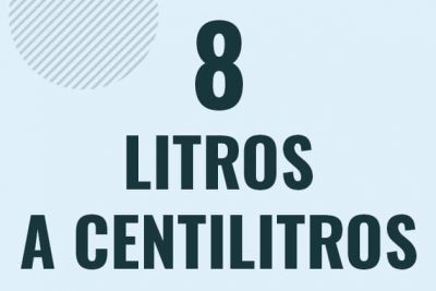 Profesor en pizarra explicando cuanto es 8 litros en centilitros o como pasar de 8 l a cl