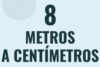 Profesor en pizarra explicando cuanto es 8 metros en centimetros o como pasar de 8 m a cm