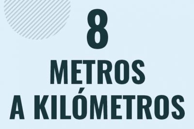 Profesor en pizarra explicando cuanto es 8 metros en kilometros o como pasar de 8 m a km