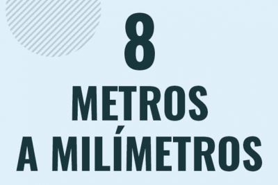Profesor en pizarra explicando cuanto es 8 metros en milimetros o como pasar de 8 m a mm