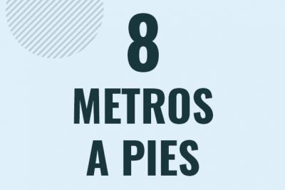 Profesor en pizarra explicando cuanto es 8 metros en pies o como pasar de 8 m a ft