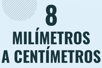 Profesor en pizarra explicando cuanto es 8 milimetros en centimetros o como pasar de 8 mm a cm