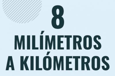 Profesor en pizarra explicando cuanto es 8 milimetros en kilometros o como pasar de 8 mm a km