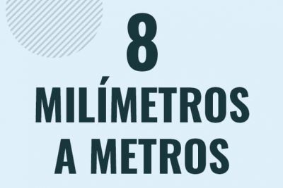 Profesor en pizarra explicando cuanto es 8 milimetros en metros o como pasar de 8 mm a m