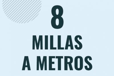 Profesor en pizarra explicando cuanto es 8 millas en metros o como pasar de 8 mi a m
