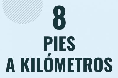 Profesor en pizarra explicando cuanto es 8 pies en kilometros o como pasar de 8 ft a km