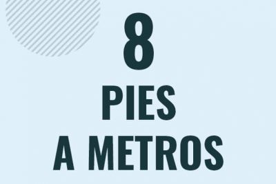 Profesor en pizarra explicando cuanto es 8 pies en metros o como pasar de 8 ft a m