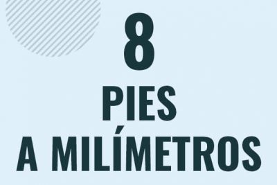 Profesor en pizarra explicando cuanto es 8 pies en milimetros o como pasar de 8 ft a mm