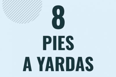 Profesor en pizarra explicando cuanto es 8 pies en yardas o como pasar de 8 ft a yd