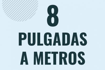 Profesor en pizarra explicando cuanto es 8 pulgadas en metros o como pasar de 8 in a m
