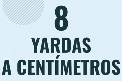 Profesor en pizarra explicando cuanto es 8 yardas en centimetros o como pasar de 8 yd a cm