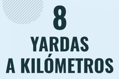 Profesor en pizarra explicando cuanto es 8 yardas en kilometros o como pasar de 8 yd a km