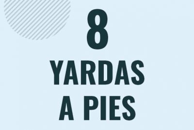 Profesor en pizarra explicando cuanto es 8 yardas en pies o como pasar de 8 yd a ft