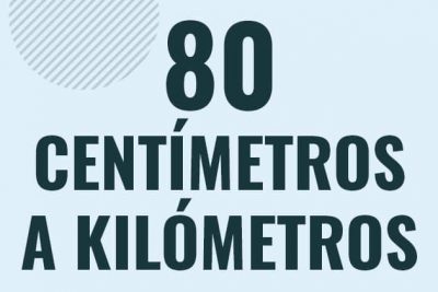Profesor en pizarra explicando cuanto es 80 centimetros en kilometros o como pasar de 80 cm a km