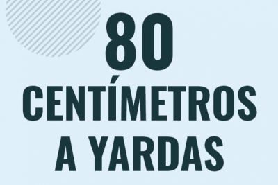 Profesor en pizarra explicando cuanto es 80 centimetros en yardas o como pasar de 80 cm a yd