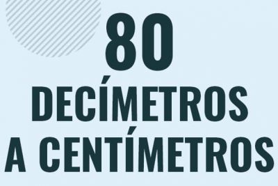 Profesor en pizarra explicando cuanto es 80 decimetros en centimetros o como pasar de 80 dm a cm