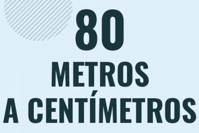 Profesor en pizarra explicando cuanto es 80 metros en centimetros o como pasar de 80 m a cm