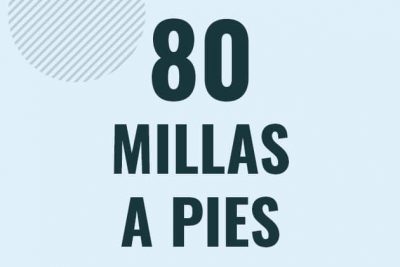 Profesor en pizarra explicando cuanto es 80 millas en pies o como pasar de 80 mi a ft