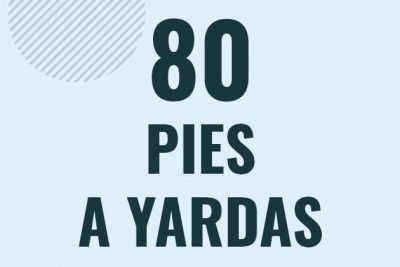 Profesor en pizarra explicando cuanto es 80 pies en yardas o como pasar de 80 ft a yd