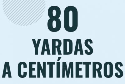 Profesor en pizarra explicando cuanto es 80 yardas en centimetros o como pasar de 80 yd a cm