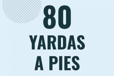 Profesor en pizarra explicando cuanto es 80 yardas en pies o como pasar de 80 yd a ft