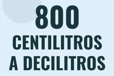 Profesor en pizarra explicando cuanto es 800 centilitros en decilitros o como pasar de 800 cl a dl