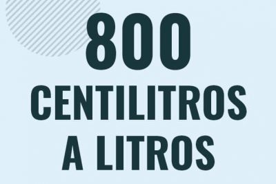 Profesor en pizarra explicando cuanto es 800 centilitros en litros o como pasar de 800 cl a l
