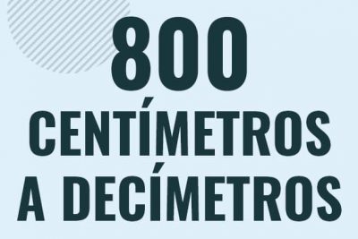 Profesor en pizarra explicando cuanto es 800 centimetros en decimetros o como pasar de 800 cm a dm