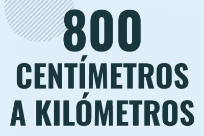 Profesor en pizarra explicando cuanto es 800 centimetros en kilometros o como pasar de 800 cm a km