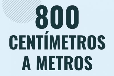Profesor en pizarra explicando cuanto es 800 centimetros en metros o como pasar de 800 cm a m