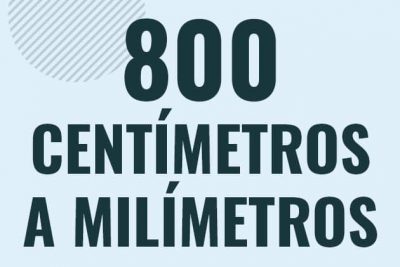 Profesor en pizarra explicando cuanto es 800 centimetros en milimetros o como pasar de 800 cm a mm