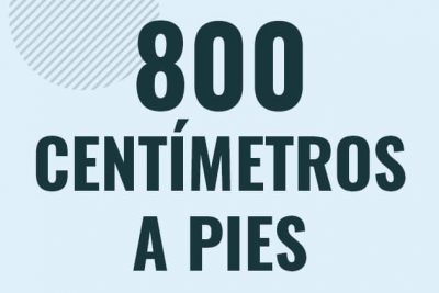 Profesor en pizarra explicando cuanto es 800 centimetros en pies o como pasar de 800 cm a ft