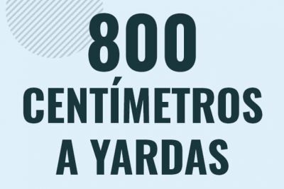 Profesor en pizarra explicando cuanto es 800 centimetros en yardas o como pasar de 800 cm a yd