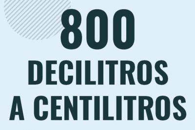 Profesor en pizarra explicando cuanto es 800 decilitros en centilitros o como pasar de 800 dl a cl