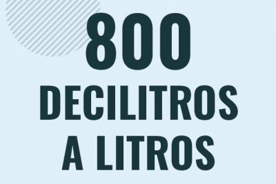 Profesor en pizarra explicando cuanto es 800 decilitros en litros o como pasar de 800 dl a l