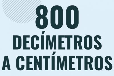 Profesor en pizarra explicando cuanto es 800 decimetros en centimetros o como pasar de 800 dm a cm