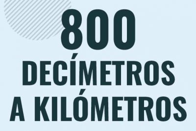 Profesor en pizarra explicando cuanto es 800 decimetros en kilometros o como pasar de 800 dm a km